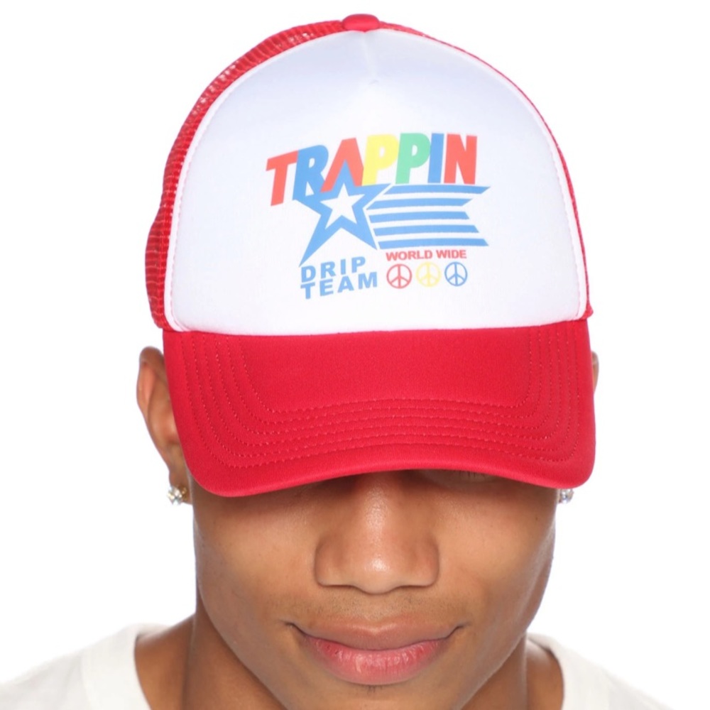 “Trappin World Wide” trucker hat 🤘🏾!